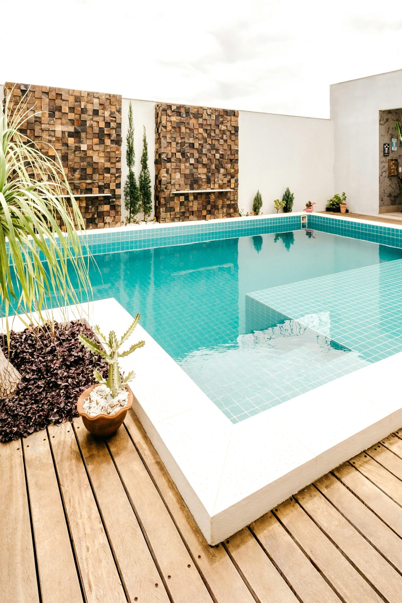 Piscine contemporaine le long d’une villa aux façades blanches